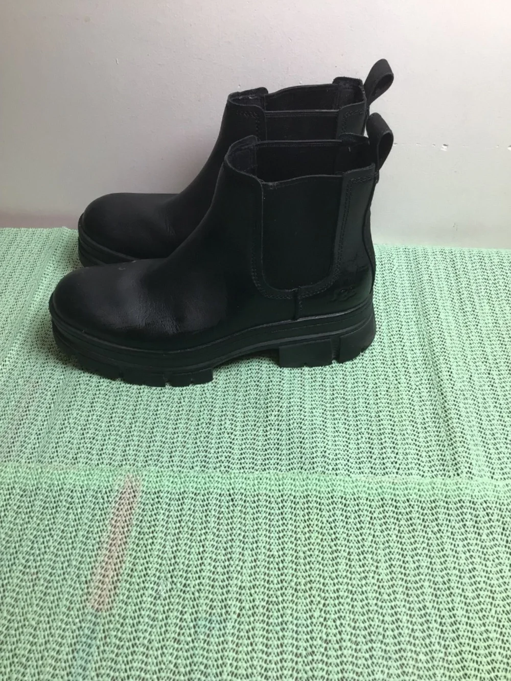 Ugg  leather slip on ankle boots Textile lining with stretch elastic   SZ 7